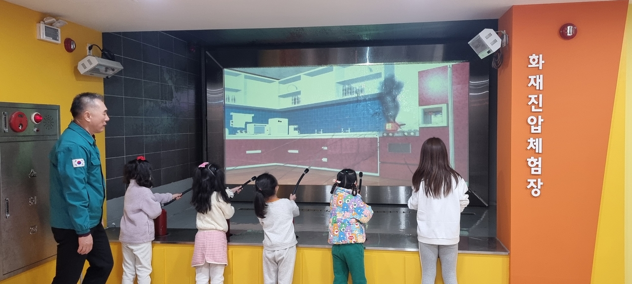 울산시 동구 화정초등학교 학생들이 생활안전체험센터에서 주방에 일어난 화재를 진압하는 체험을 하고 있다. [울산동구청 제공]