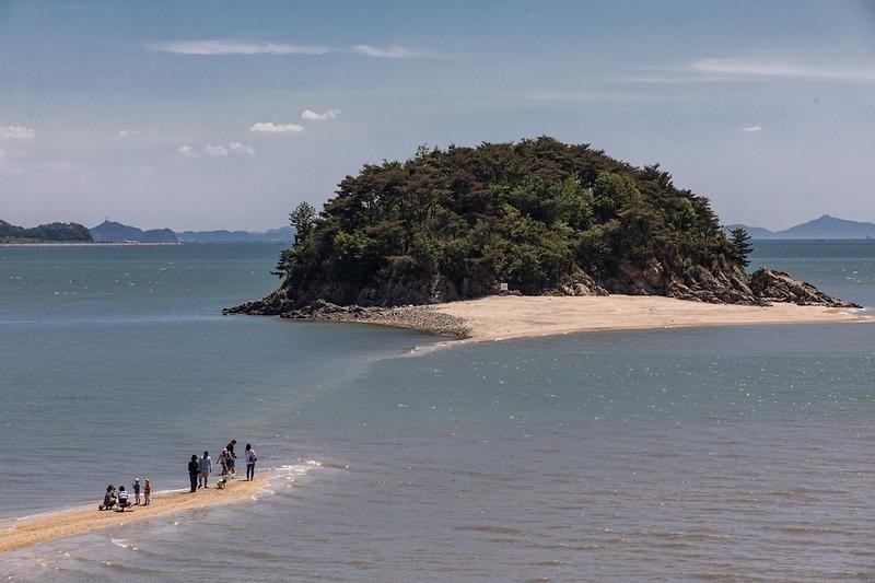 Mok Island is known for the “Miracle of Moses” phenomenon, where a sand path appears during low tide. (Ongjin District)