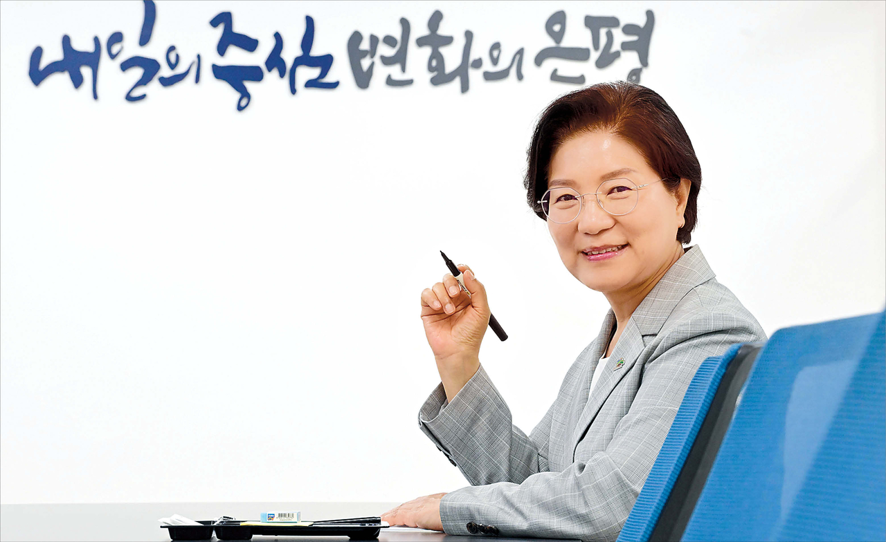 김미경 서울 은평구청장이 최근 은평구청 내 집무실에서 헤럴드경제와 인터뷰를 하기 전 포즈를 취하고 있다.  이상섭 기자