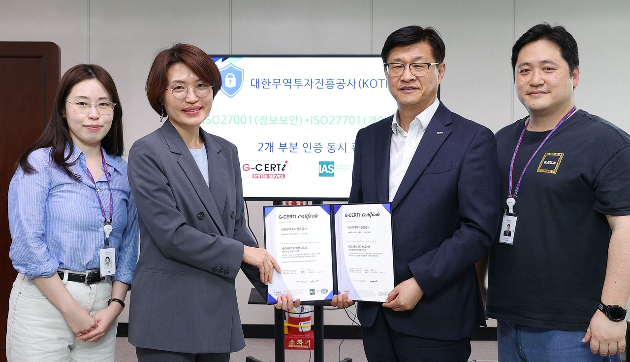 이정훈(왼쪽 세번째) 코트라 부사장 겸 디지털무역투자본부장(왼쪽에서 세 번째) 및 KOTRA 관계자들이 ISO 인증 획득 후 기념 사진을 촬영하고 있다.  [코트라 제공]
