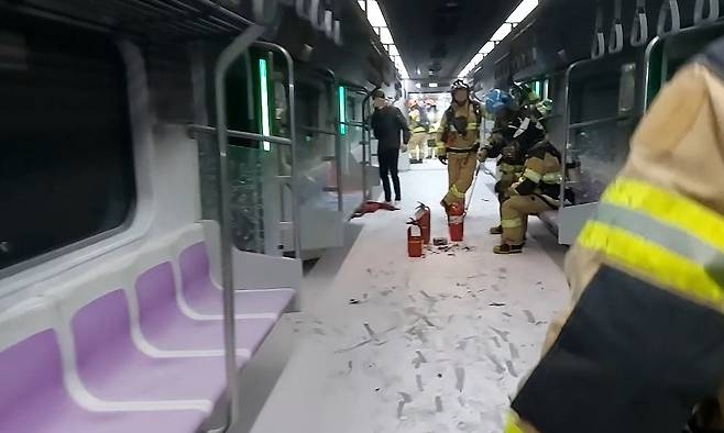 지난달 31일 서울 지하철 5호선 열차 토토 사이트 바카라 사고 발생 직후 객차 내부에 진입한 소방대원들이 잔불 정리와 상황 점검을 진행하고 있다. [뉴시스]
