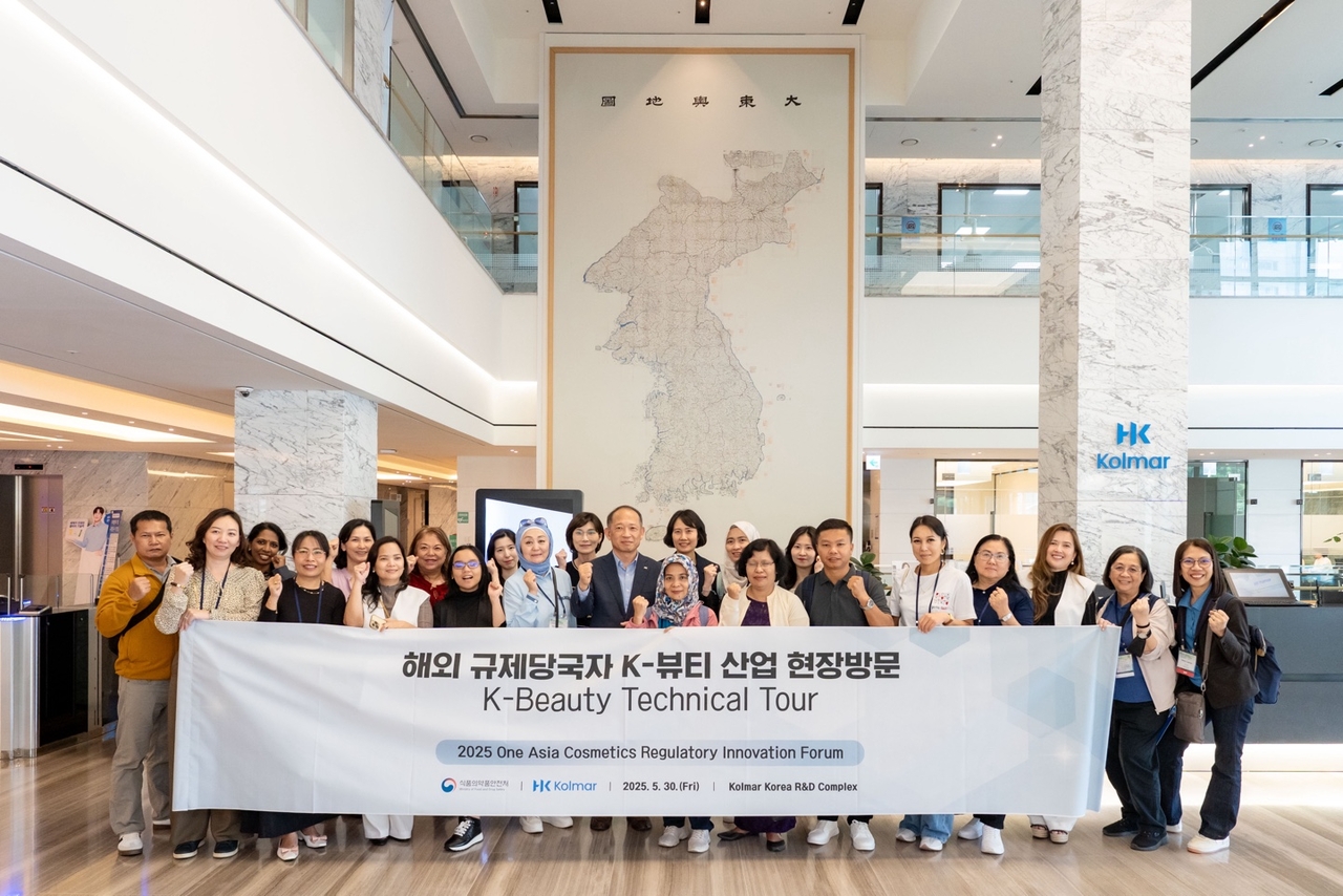 토토사이트 슈어맨 종합기술원을 방문한 아시아 주요국 규제 당국자들과 최현규 토토사이트 슈어맨 대표이사 등 관계자들이 기념사진을 촬영하고 있다. [토토사이트 슈어맨 제공]