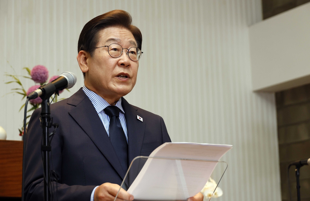 이재명 더불어민주당 대선 후보가 2일 경기도 성남시 수정구 성남주민교회에서 기자회견을 하고 있다. 성남=임세준 기자