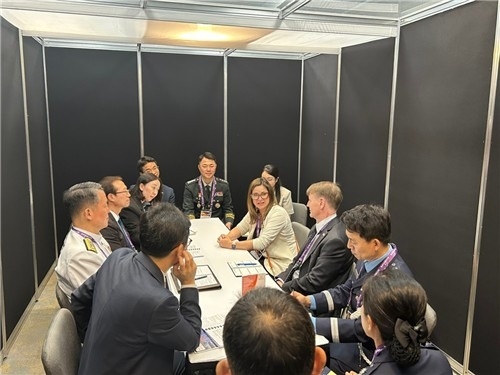 This photo shows South Korean and Canadian defense officials holding talks on the sidelines of CANSEC, a defense exhibition in Ottawa, during DAPA Vice Minister Kang Hwan-seug's visit to the city from May 27 to 29. (Defense Acquisition Program Administration)