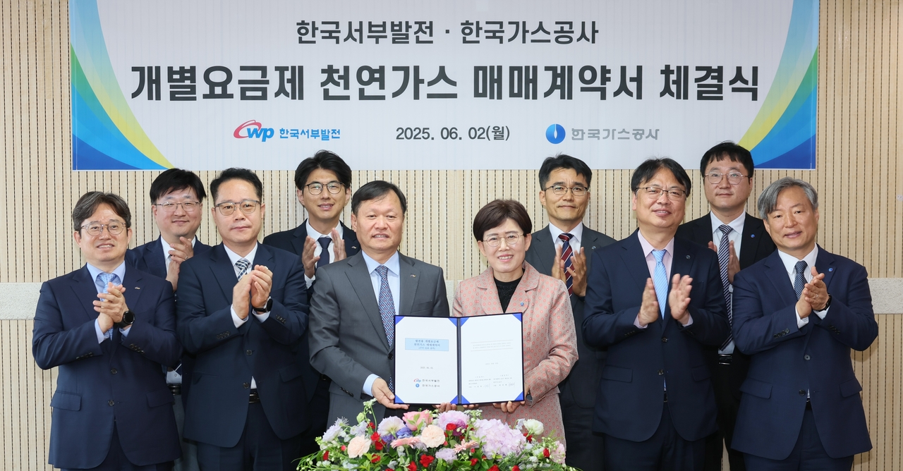 최연혜(오른쪽 다섯번째) 한국토토사이트 사장과 이정복 한국서부발전 사장이 2일 서울 중구 액화천연가스(LNG)비즈니스허브에서 한국서부발전과 발전용 개별요금제 천연가스 매매 계약을 체결한 후 기념촬영을 하고 있다. [한국서부발전 제공]