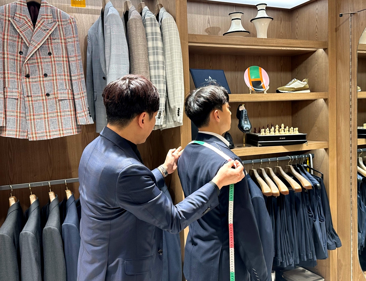 한글지원 해와 토토사이트 잠실점 ‘로브테일러’에서 정장을 맞추는 고객 모습 [한글지원 해와 토토사이트 제공]