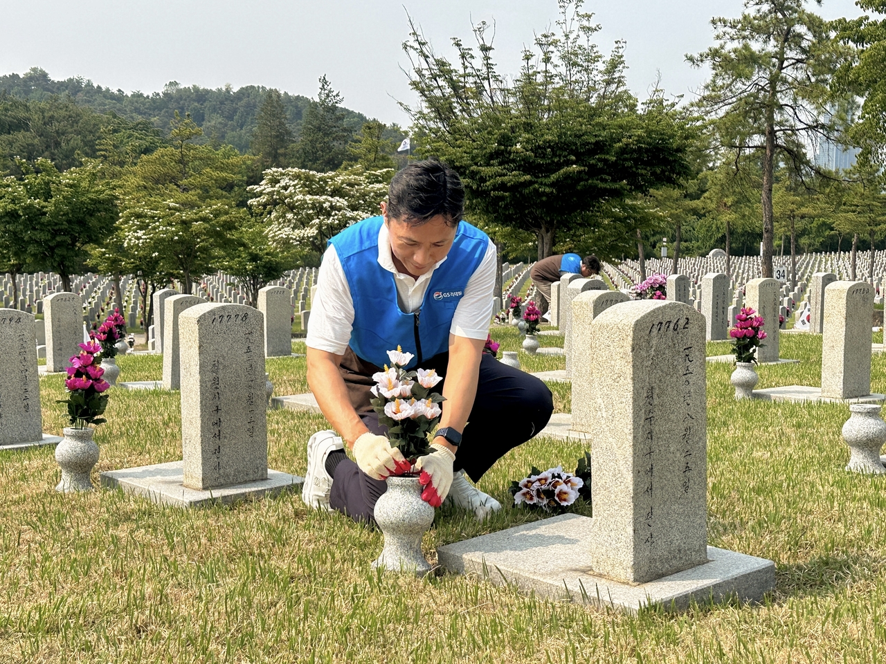 허서홍 GS리테일 대표이사가 지난 30일 국립서울현충원 제39묘역에서 헌화 및 묘비 닦기 봉사활동을 진행하고 있다. [GS리테일 제공]