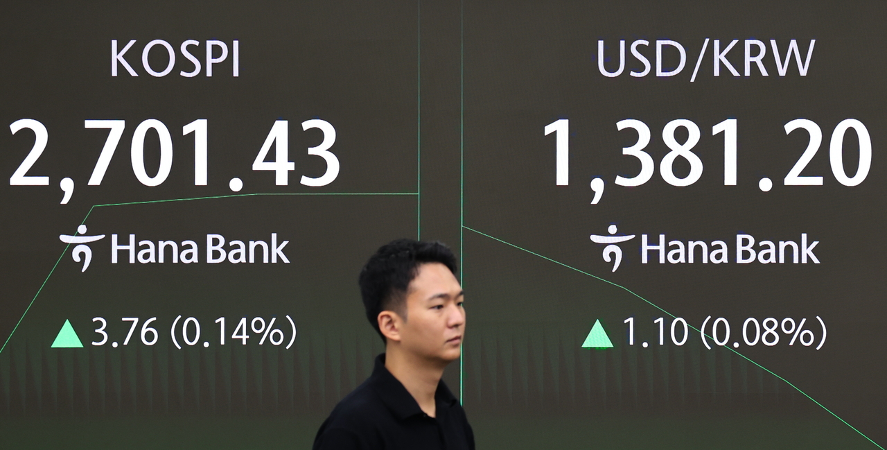 An electronic board showing the Korea Composite Stock Price Index at a dealing room of the Hana Bank headquarters in Seoul on Monday. (Yonhap)