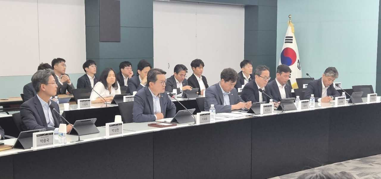 NH농협금융은 지난달 29일 농협금융지주 본사에서 이재호(앞줄 왼쪽에서 두번째)  부사장 주재로 농협금융 중장기 전략 수립을 위한 컨설팅 착수 보고회를 개최했다. [NH농협금융]