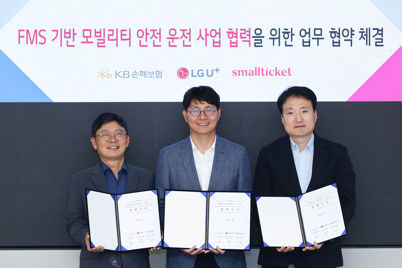 2일 서울 용산구 LG유플러스 용산 사옥에서 열린 실시간 차량 데이터 기반 상품 개발을 위한 위한 3자 간 업무협약식에서 이평로(왼쪽부터) 스몰티켓 부대표, 박성율 LG유플러스 기업사업혁신그룹장, 김혁 KB손해토토사이트 케이 벳 자동차토토사이트 케이 벳부문장이 기념 촬영을 하고 있다. [KB손해토토사이트 케이 벳 제공]