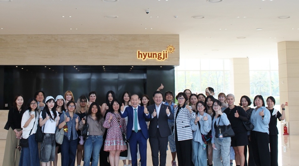 지난 30일 형지글로벌패션복합센터 패션그룹형지 사옥에서 최병오 패션그룹형지 회장과 최준호 형지글로벌 대표가 FIT 학생 및 교수진과 기념 사진을 촬영하고 있다. [형지글로벌 제공]