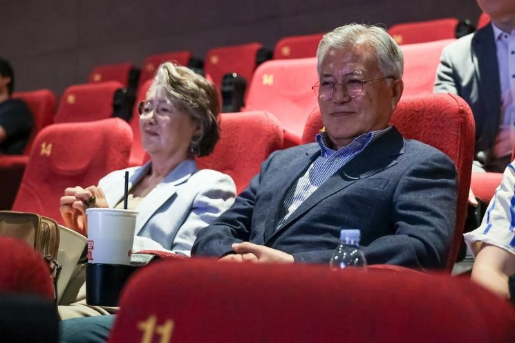 재인 전 토토사이트 토토사이트가입 거절 부부가 지난달 31일 부산에서 열린 영화 ‘바다호랑이’ 상영회에 참석해 관람하고 있다. 영화로운형제
