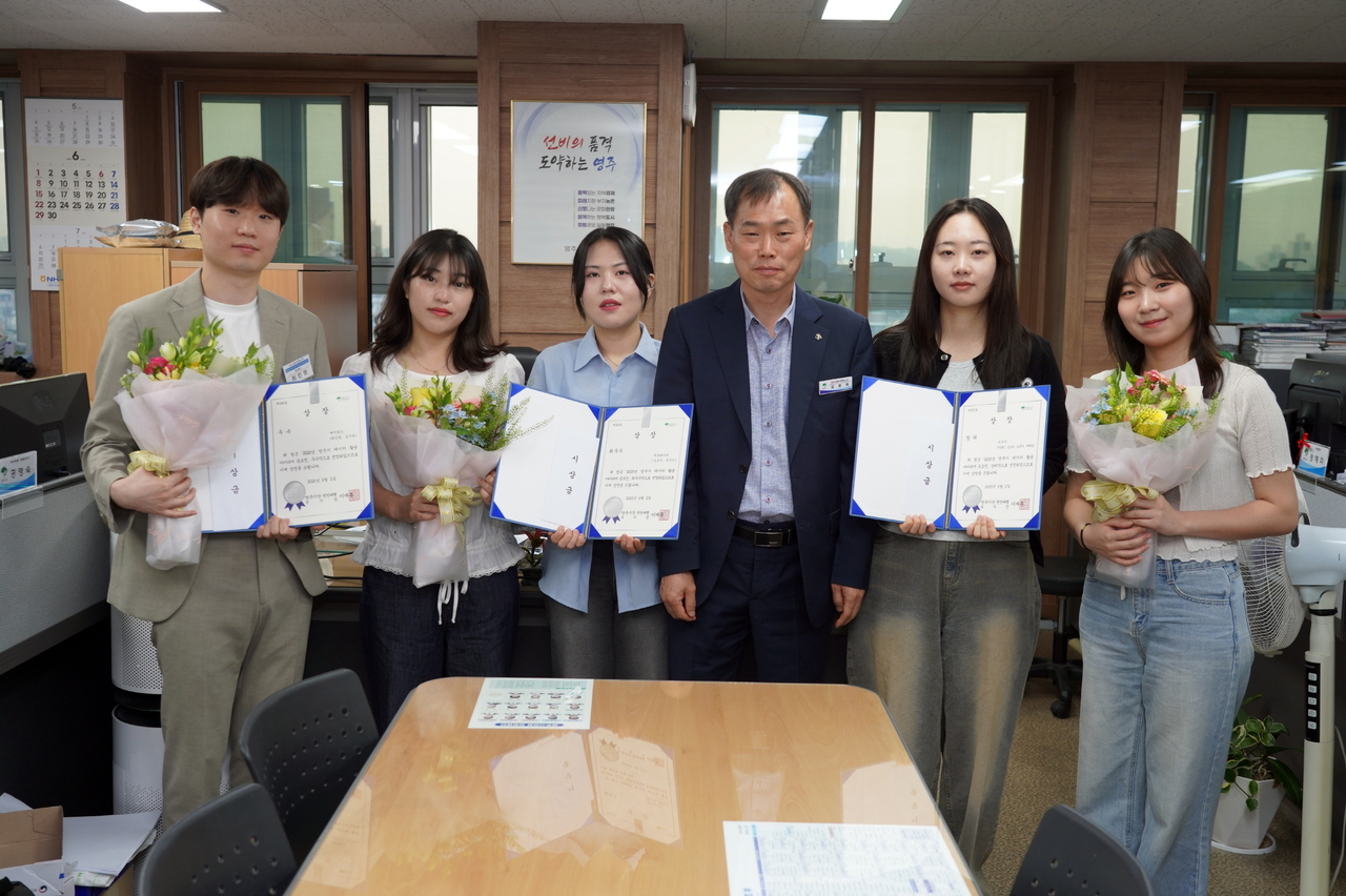 영주시가 데이터 활용 아이디어 공모전 수상작 6건을 선정해 시상했다. 사진 왼쪽부터 우수상 최인범, 최우수상 무경라이더(김은진,박수빈), 김한득 홍보전산실장, 장려상 코부덕(이송민,서예진) [영주시제공]