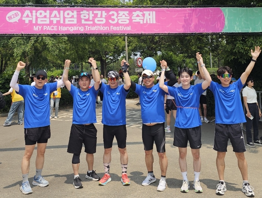 엄기천(왼쪽 세 번째) 토토사이트 panda 사장과 김영화(왼쪽 네 번째) 노경협의회 대표가 철인3종 경기의 마지막 종목인 10㎞ 마라톤을 완주하고 직원들과 기념촬영을 하고 있다.
[토토사이트 panda 제공]