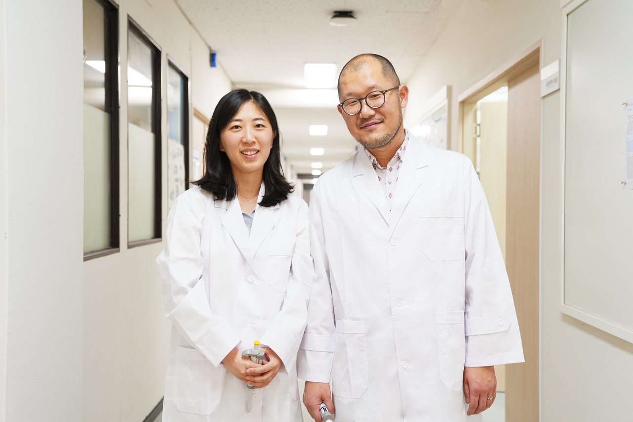 왼쪽부터 정지선, 이재우 교수.