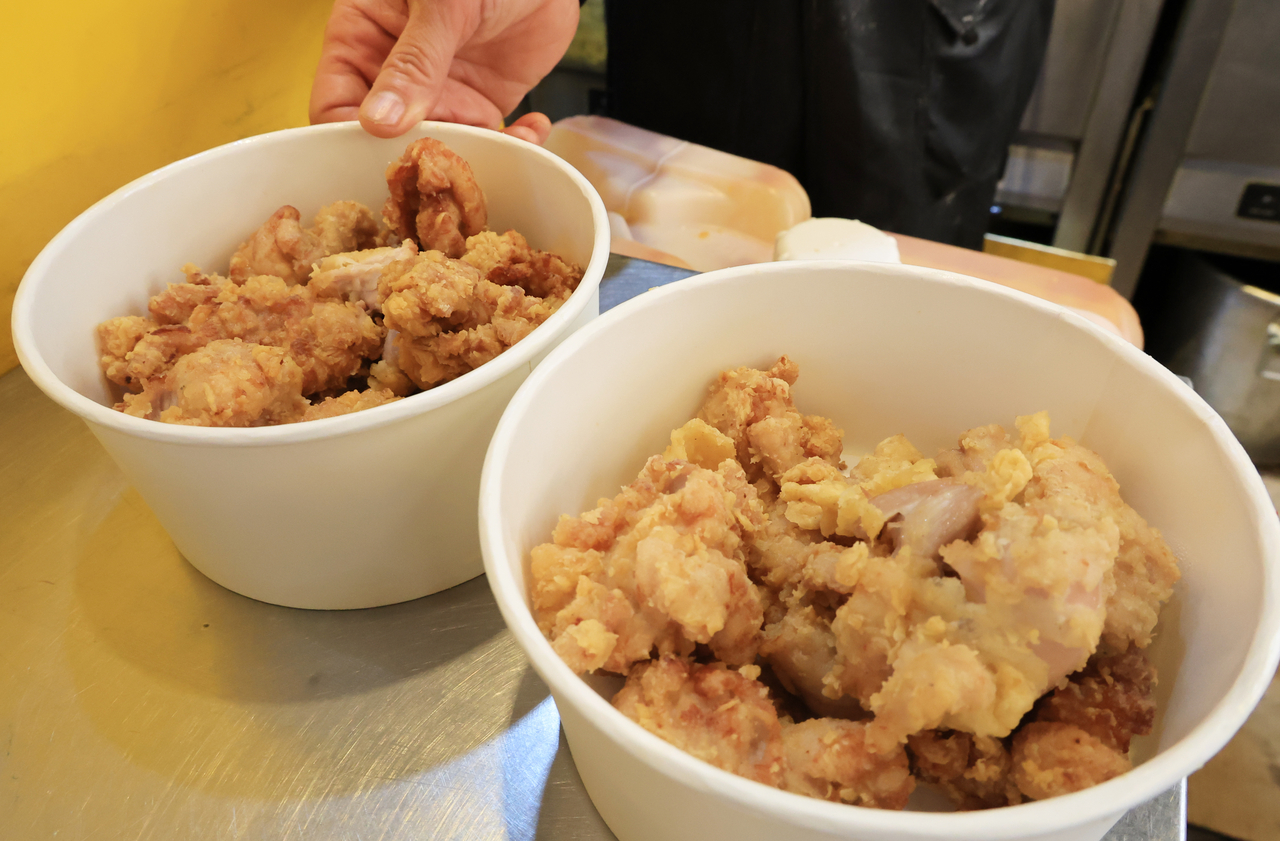 서울 강남구 한 라오스 스포츠토토집에 제품이 진열되어 있다. [연합]