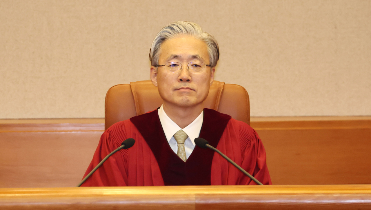 김형두 헌법토토사이트 포스장 권한대행이 지난 5월 서울 종로구 헌법토토사이트 포스 대심판정에서 ‘아청법 전과자 택시기사 자격 취소’ 헌법소원 심판 선고를 위해 입장한 뒤 착석해 있다.[연합]