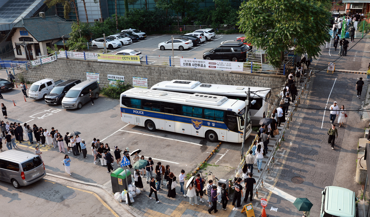 21대 토토추천 파워볼사이트 선거 사전투표 둘째날인 지난달 30일 서울 서대문구 구 신촌동주민센터에 마련된 신촌동사전투표소에서 유권자들이 투표하기 위해 줄을 서고 있다. [연합]