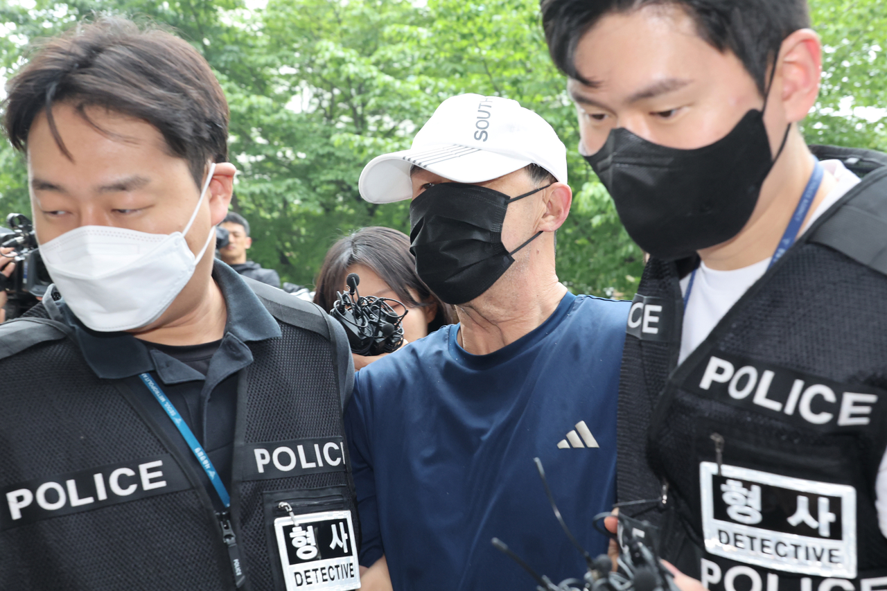서울 지하철 5호선 열차 안에 불을 지른 60대 남성이 2일 영장실질심사를 위해 서울 양천구 서울남부지법에 출석하고 있다. [연합]