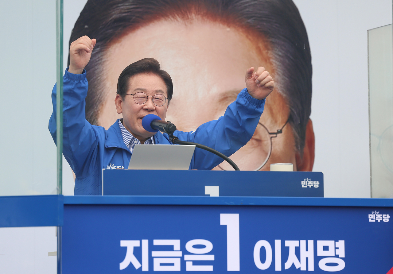 토토사이트 마초 더불어민주당 대선 후보가 2일 서울 강북구 북서울꿈의숲 서문광장에서 시민들에게 지지를 호소하고 있다. [연합]