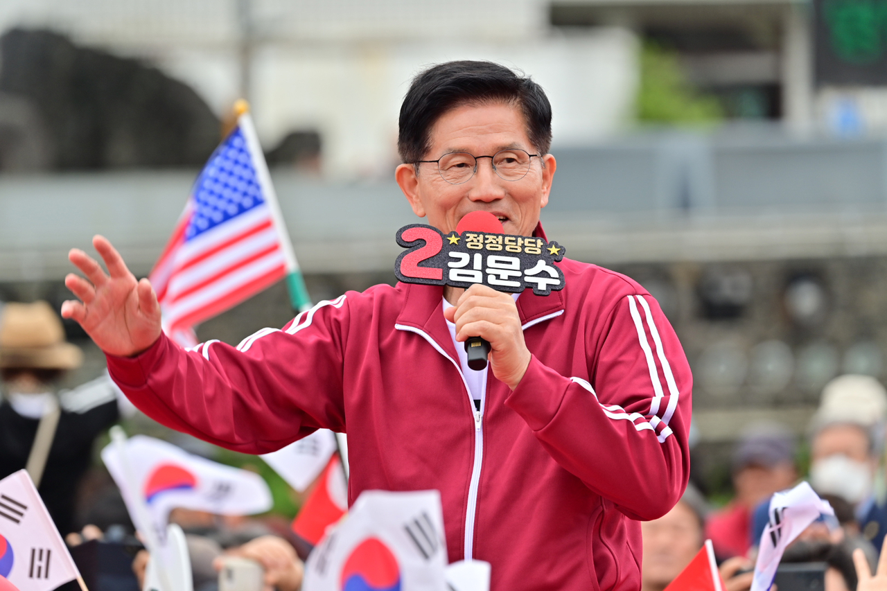 국민의힘 김문수 대선 후보가 2일 오전 제주시 동문로터리에서 유세를 하던 모습. <연합>