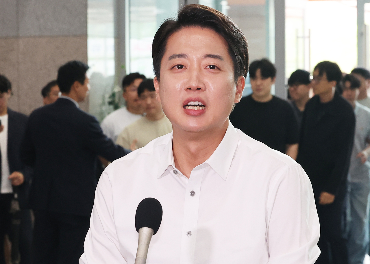 이준석 개혁신당 토토사이트 헐크 가입코드후보가 2일 경기도 시흥시 정왕동 한국공학대학교에서 열린 ‘학식 먹자 이준석’ 행사에서 취재진 질문에 답하고 있다. [연합]