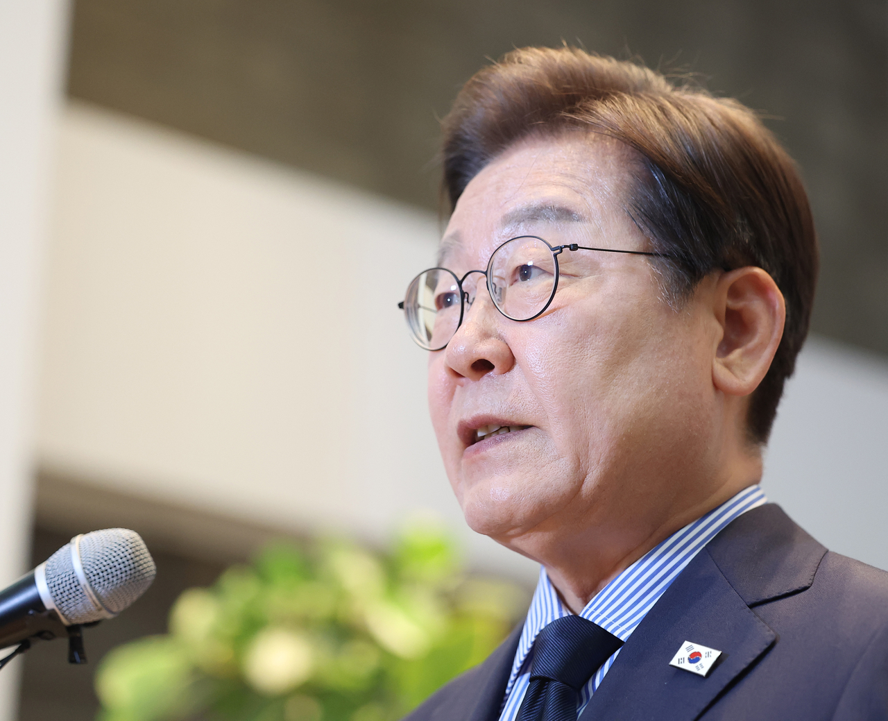 sky 토토사이트 더불어민주당 대선 후보가 2일 경기 성남시 수정구 성남주민교회에서 기자회견을 하고 있다. [연합]