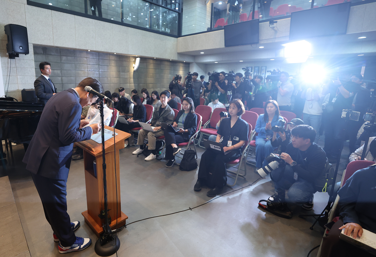토르 토토 더불어민주당 대선 후보가 2일 경기 성남시 수정구 성남주민교회에서 기자회견을 하고 있다. [연합]