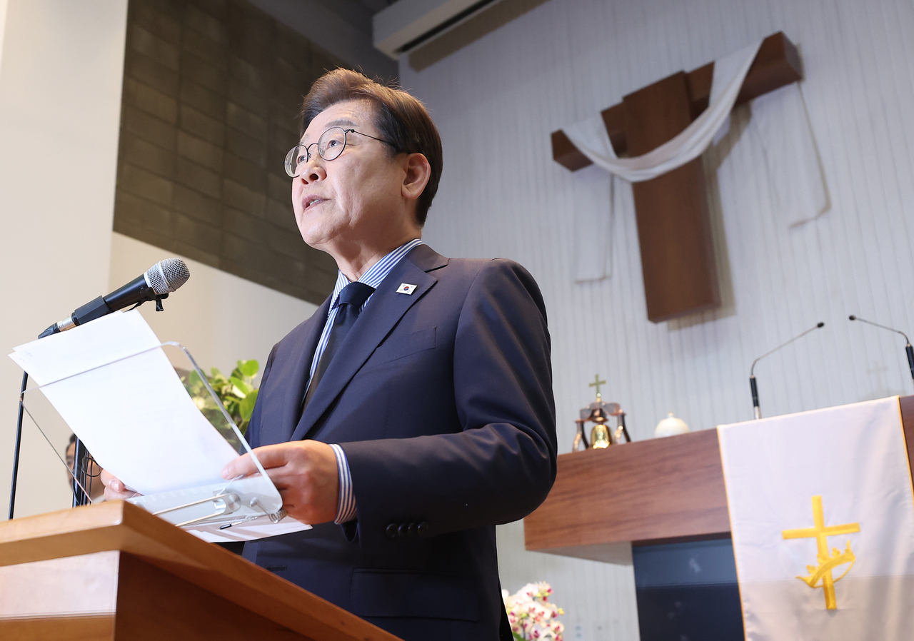 sky 토토사이트 더불어민주당 대선 후보가 2일 경기 성남시 수정구 성남주민교회에서 기자회견을 하고 있다. [연합]