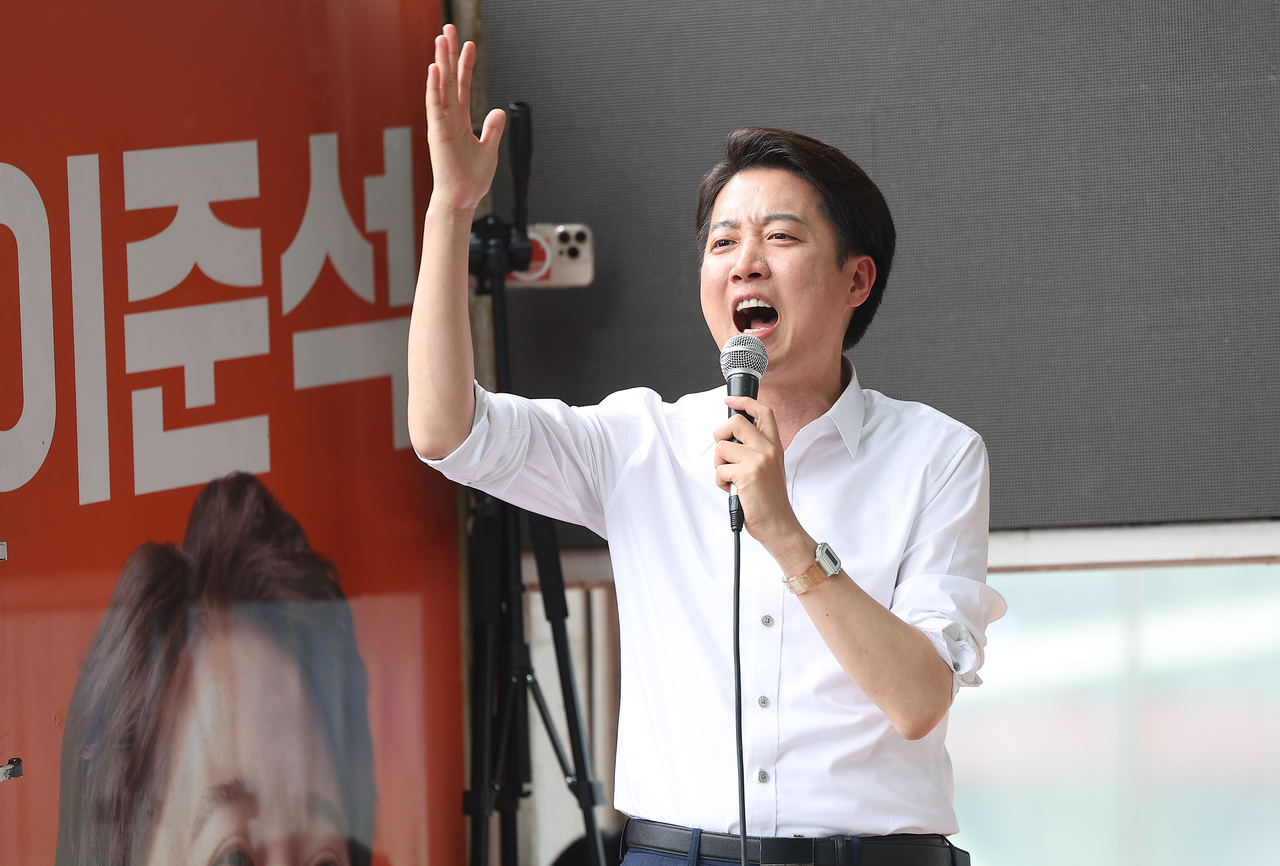 이준석 개혁신당 대선후보가 2일 경북 경산시 영남대학교 앞에서 시민들에게 지지를 호소하고 있다. [연합]