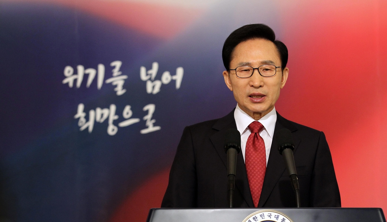 Then-President Lee Myung-bak delivers his New Year's speech in 2012. (Presidential Archives)