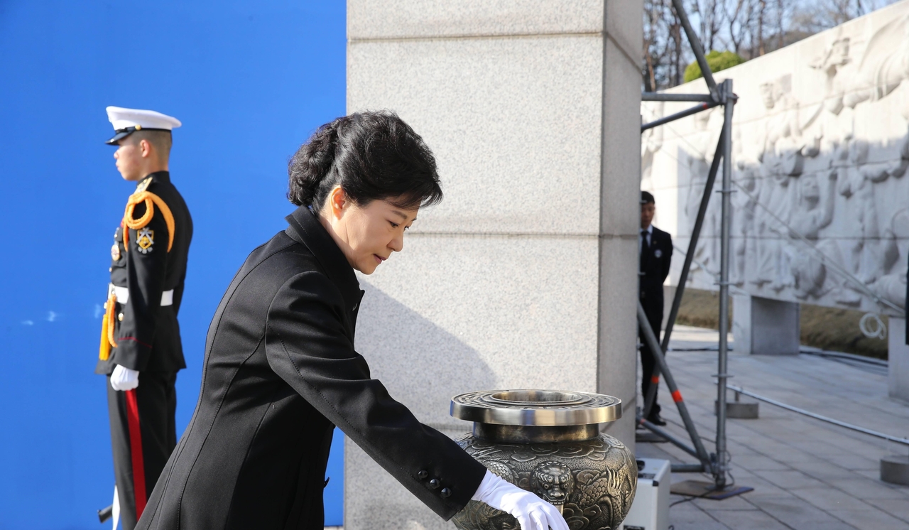 Then-President Park Geun-hye pays tribute at the April 19th National Cemetery in Gangbuk-gu, northern Seoul, in 2013, on the 53rd anniversary of the pro-democracy uprising on April 19, 1960. (Presidential Archives)