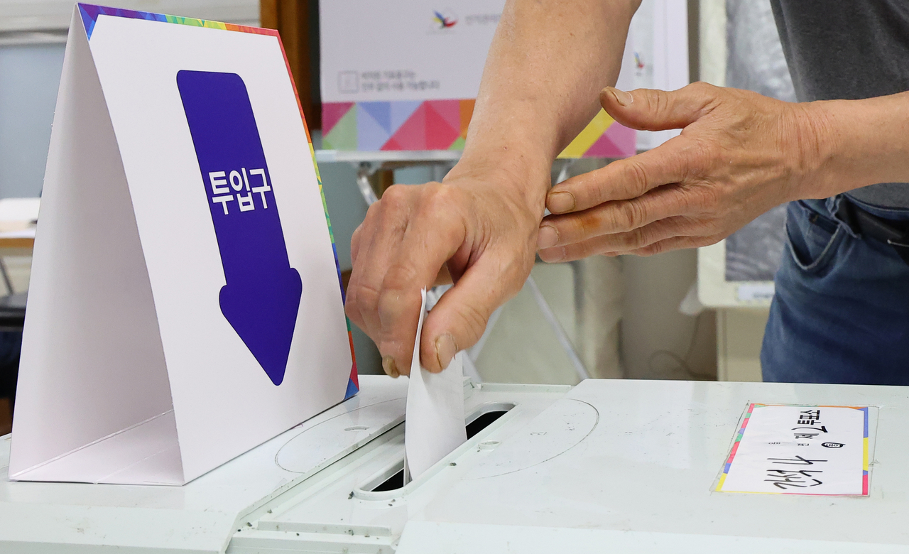 A voter casts their vote at a polling station set up at Namdong-gu, Incheon, Tuesday. (Yonhap)