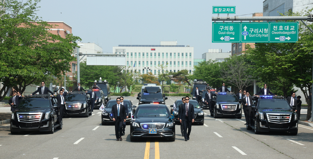 Presidential Security Service officials train for the inauguration ceremony of the 21st president of South Korea on May 27 at Gangseo-gu, western Seoul. The inauguration ceremony will take place on Wednesday, a day after the presidential elections. (Joint Press Corps via Yonhap)