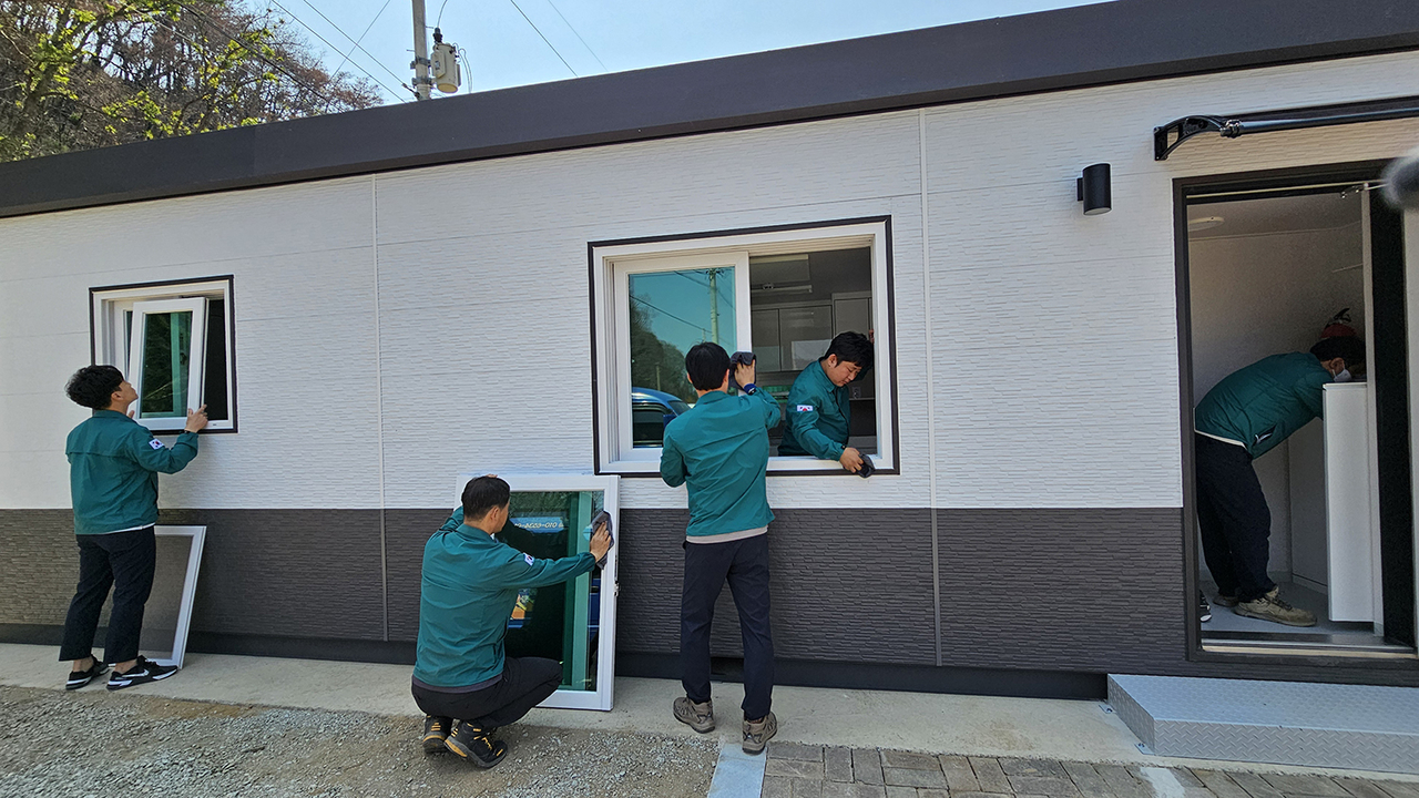 안동시가 산불피해 주민이 입주한 이동주택에 생활불편을 해결하기 위한 현장기동대원을 배치한다[안동시 제공]