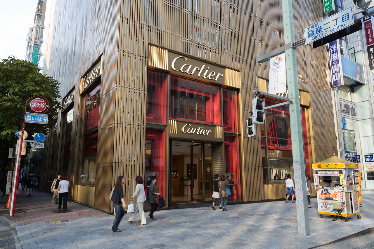 Tokyo, Japan - September 29, 2012: Pedestrians walk past a Cartier Flagship Store in Tokyo, Japan. This store is located in 2 chrome 2-6-12 Ginza, Chuo-ku, Tokyo, Japan. Ginza shopping district is the most expensive real estate price in Japan[출처 게티이미지뱅크]