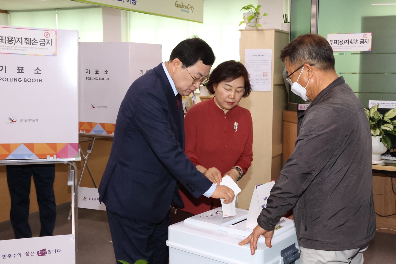 주낙영 경주시장과 김은미 여사가 용강동 행정복지센터에 마련된 투표소에서 투표를 하고 있다.[경주시 제공]