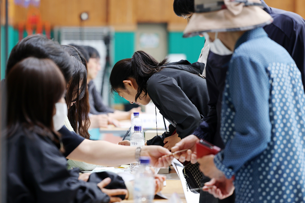 Voters cast their ballots in the presidential election at a polling station in Gwangju, Tuesday. Yonhap