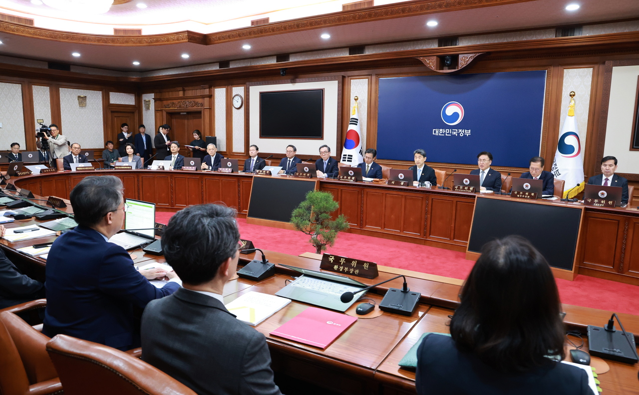 A Cabinet meeting presided over by acting President Lee Ju-ho, the education minister, is held at the government complex in Seoul on May 28. (Yonhap)