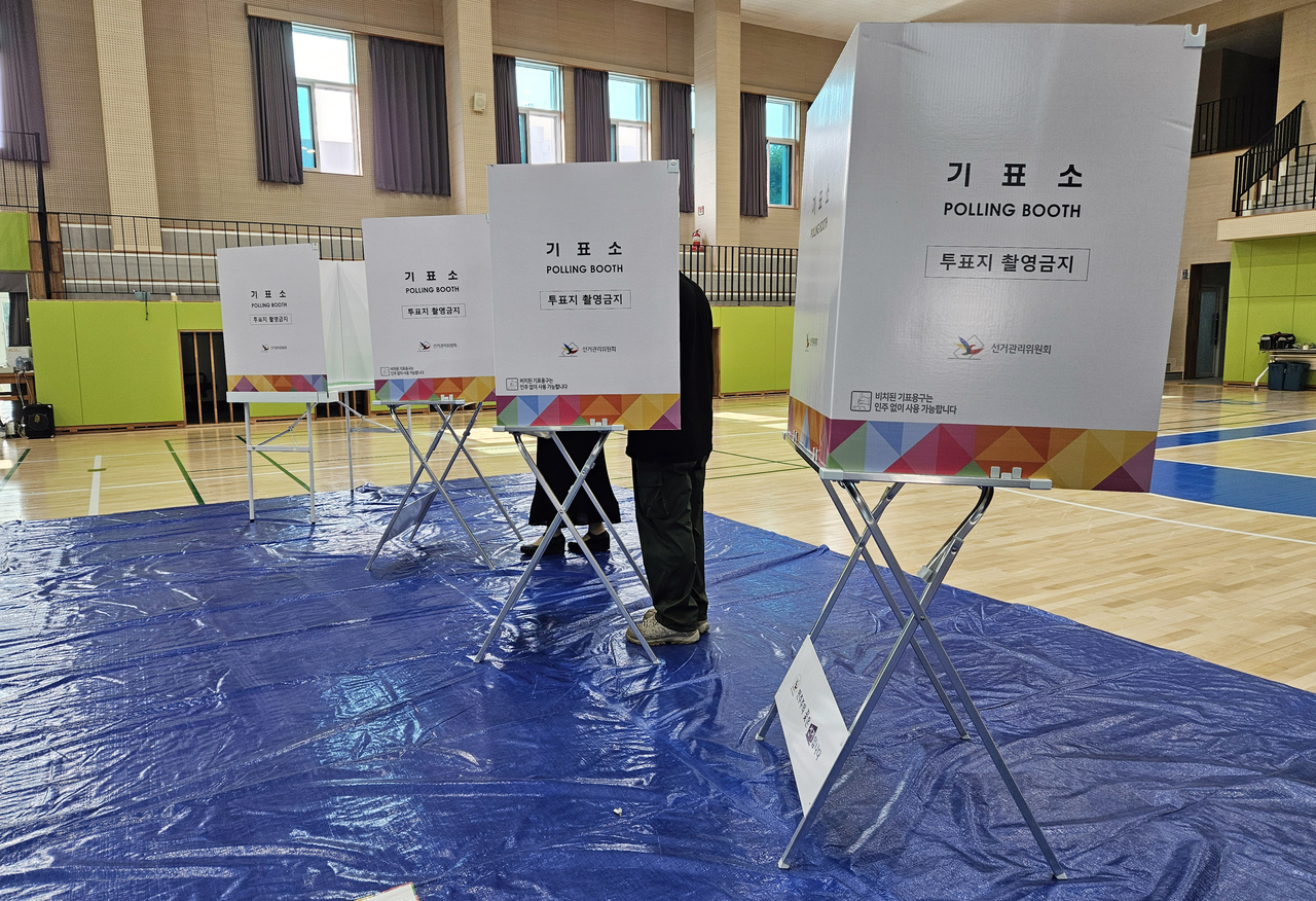 Voters are filling out ballots at a polling station in Cheongju on Tuesday. (Yonhap)