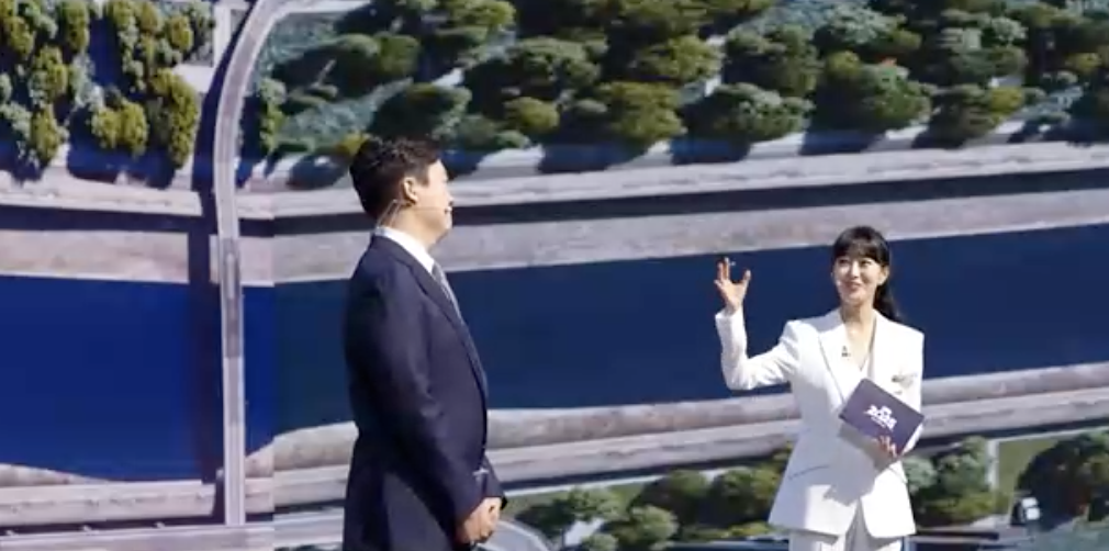 MBC's election coverage broadcast features anchors Jo Hyun-yong (left) and Lee Jae-eun. (MBC)