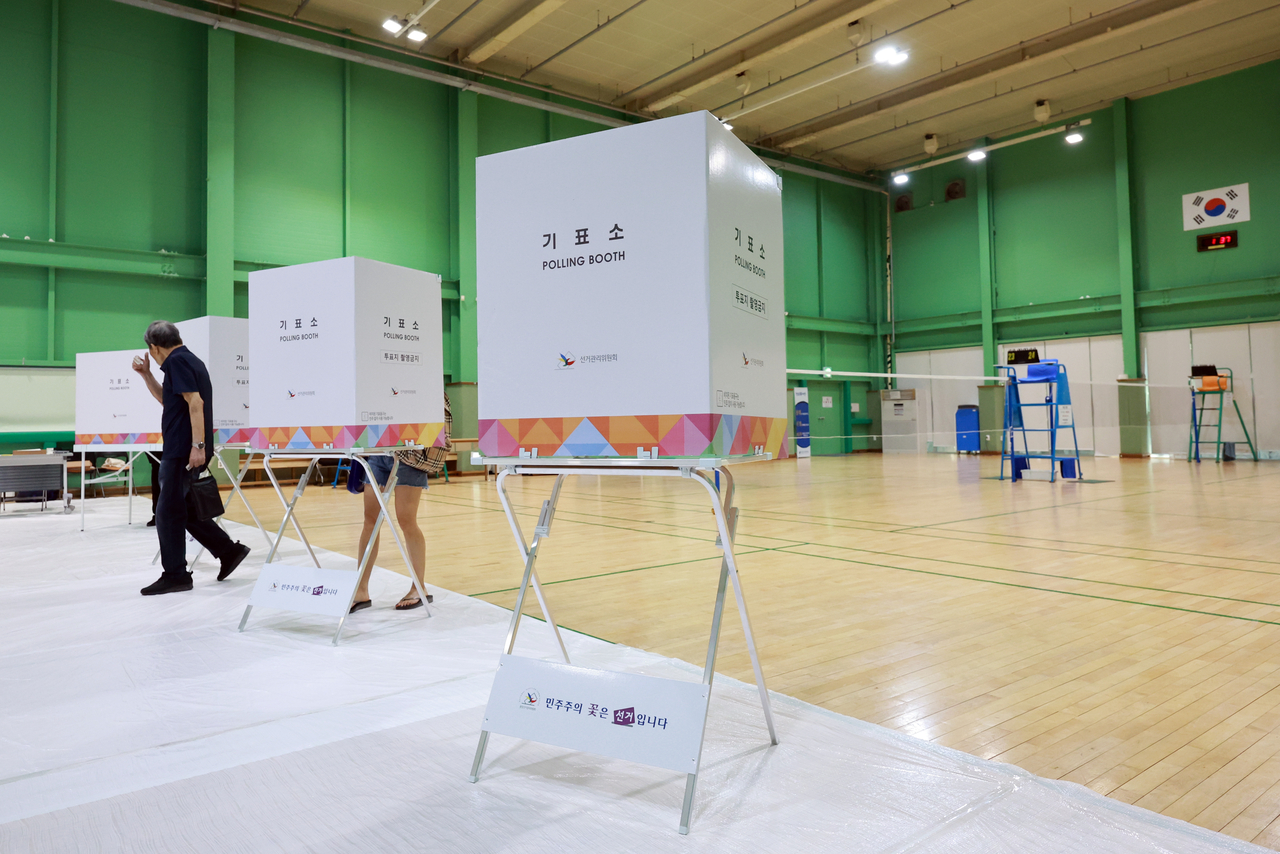 Koreans cast their ballots in the presidential election on Tuesday, at a polling station set up at a gymnasium in Gangnam-gu, southern Seoul. (Yonhap)