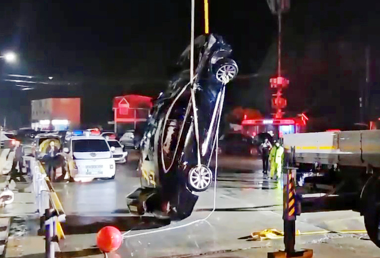 The car used by a man who is accused of killing his entire family is being salvaged from the water, in Jindo-gun, South Jeolla Province, Monday. (Yonhap)