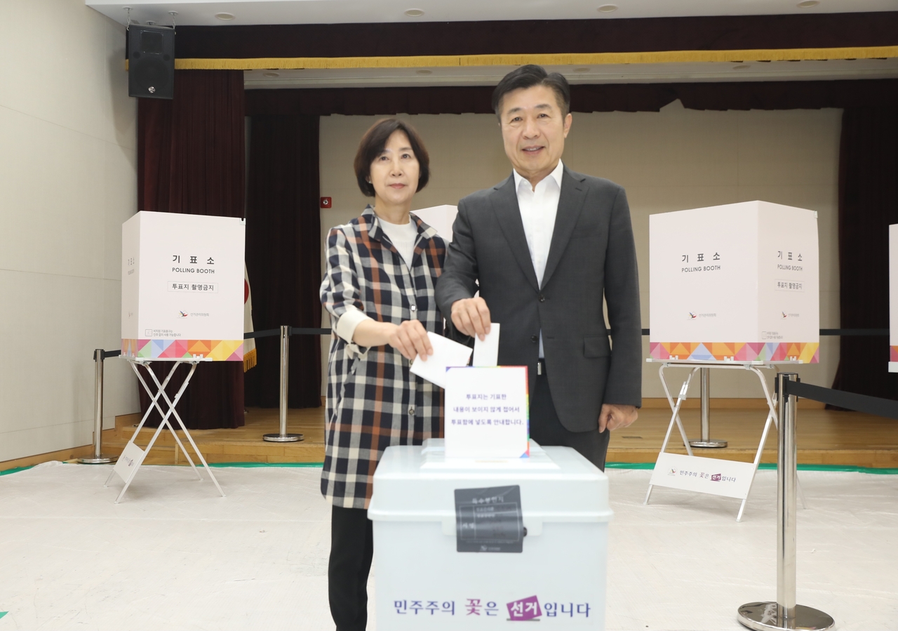 전성수 서초구청장이 3일 오전 부인과 함께 더블유 토토를 했다.