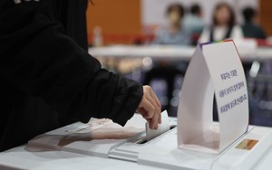 Korea votes for new leader amid hopes for end to months of political unrest