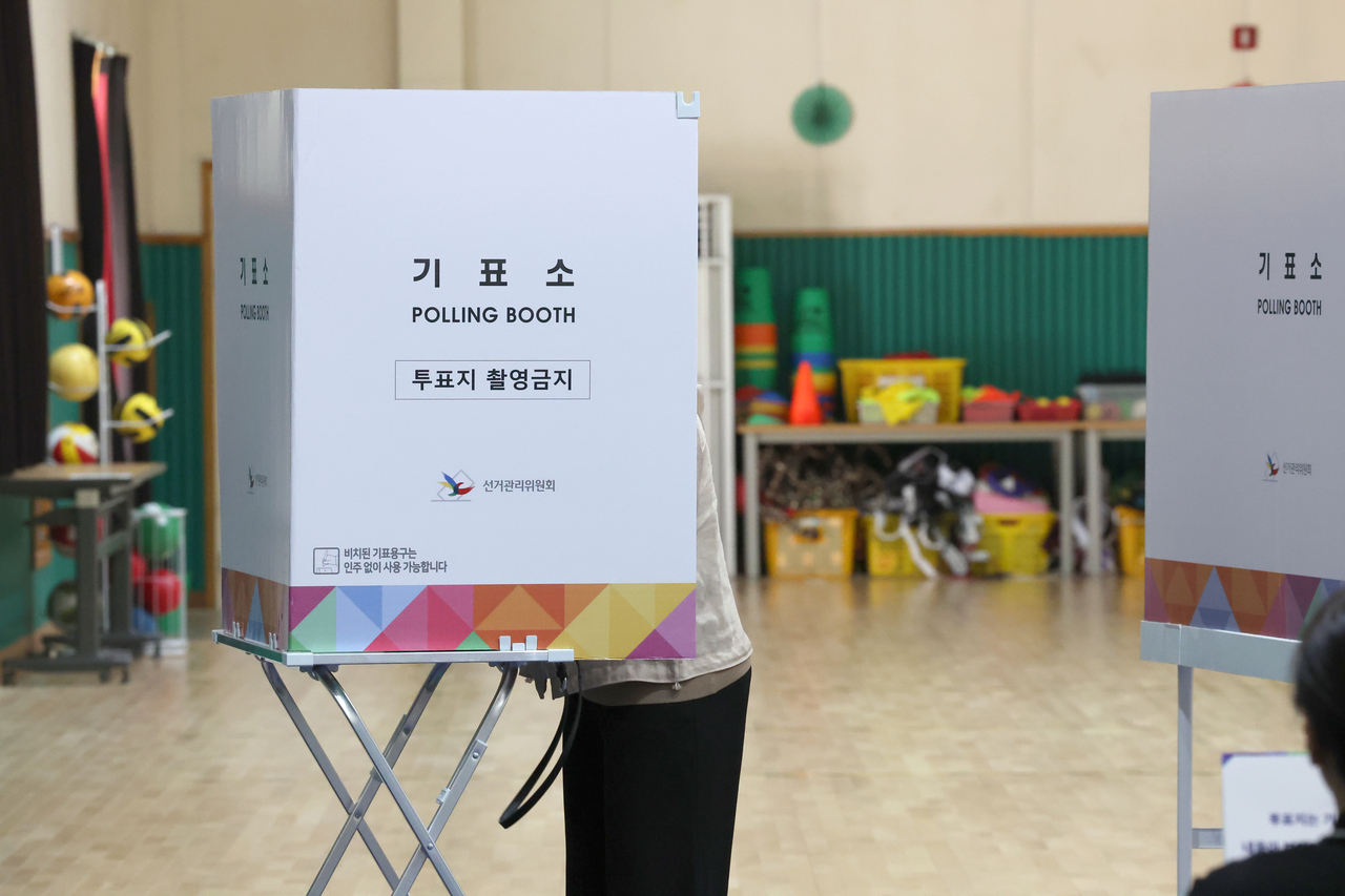 제21대 대통령선거 토토사이트 확인일인 3일 오후 울산 남구 월평초등학교 체육관에 설치된 신정4동 제2토토사이트 확인소에서 한 유권자가 기표소에 들어가 토토사이트 확인하고 있다. [연합]