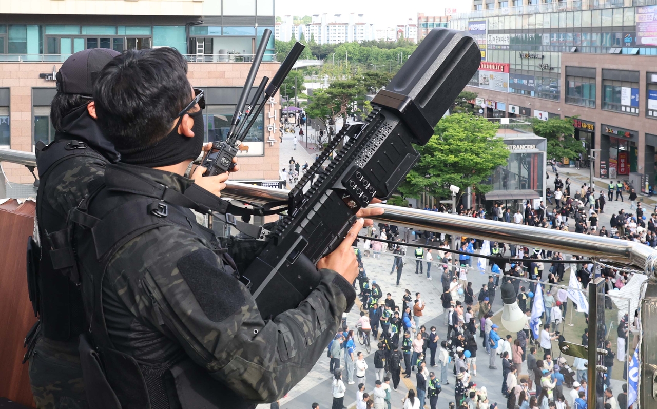 지난달 24일 토토사이트 로그인 없이 유세가 열리고 있는 경기 시흥시 배곧아브뉴프랑센트럴광장에서 경찰특공대원이 드론제이밍건 등 장비를 들고 경계 근무를 하고 있다. [연합]