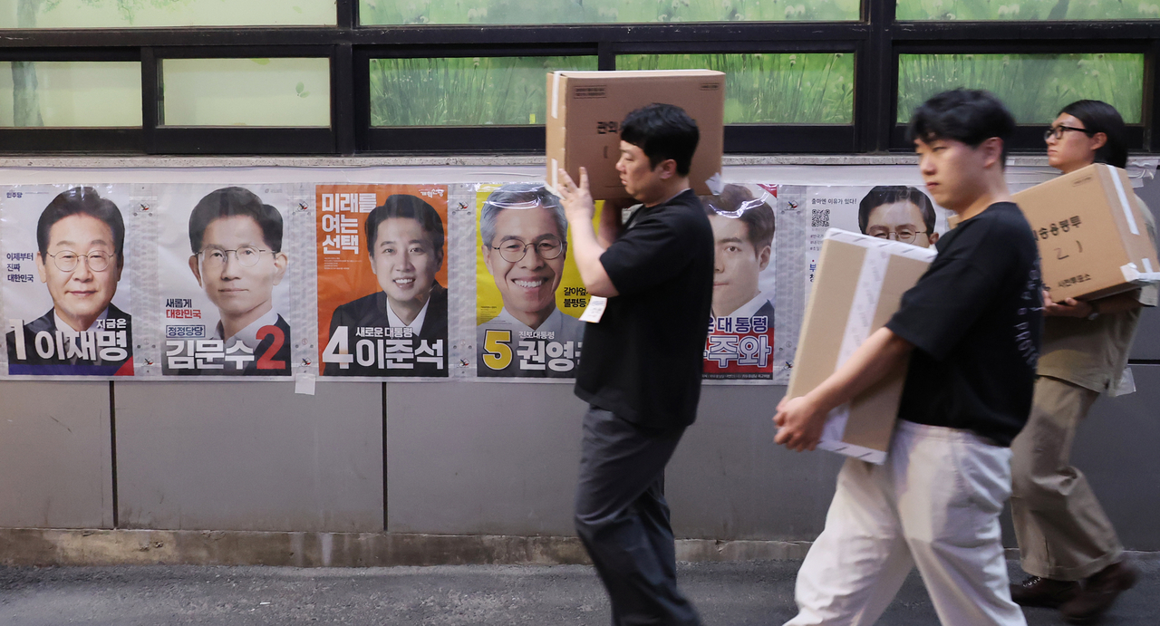 제21대 대통령토토사이트 로그인 없이 사전투표 둘째 날인 지난달 30일 서울 중구 소공동주민센터에 마련된 사전투표소에서 사전투표사무원들이 관내 사전투표함과 관외 사전투표지를 이송하고 있다. [연합]