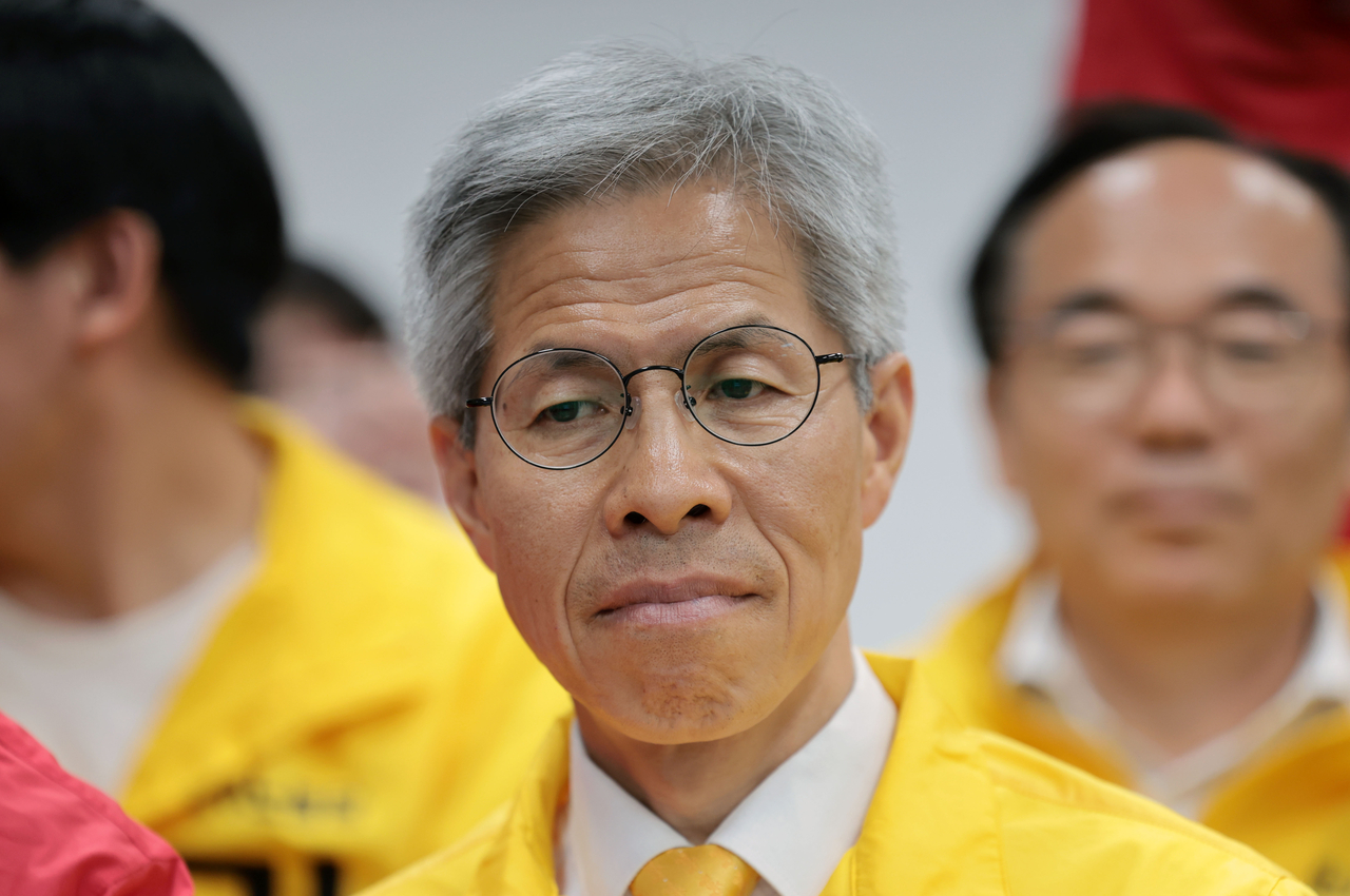 권영국 민주칼리토토당 대선 후보가 3일 서울 구로구 선거캠프에서 제21대 대통령선거 출구조사 결과를 지켜보고 있다. [연합]