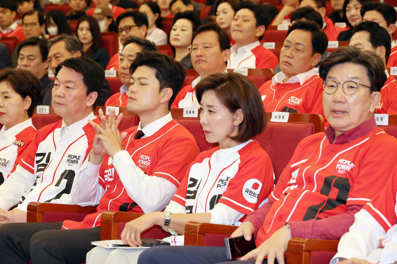 3일 서울 여의도 국회도서관에 마련된 국민의힘 제21대 대통령선거 개표상황실에서 중앙선대위 관계자와 의원들이 방송사 출구토토사이트 바코드 결과를 지켜보고 있다. [연합]